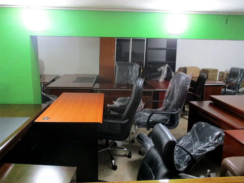 Mobilier de bureau exposé dans le show-room